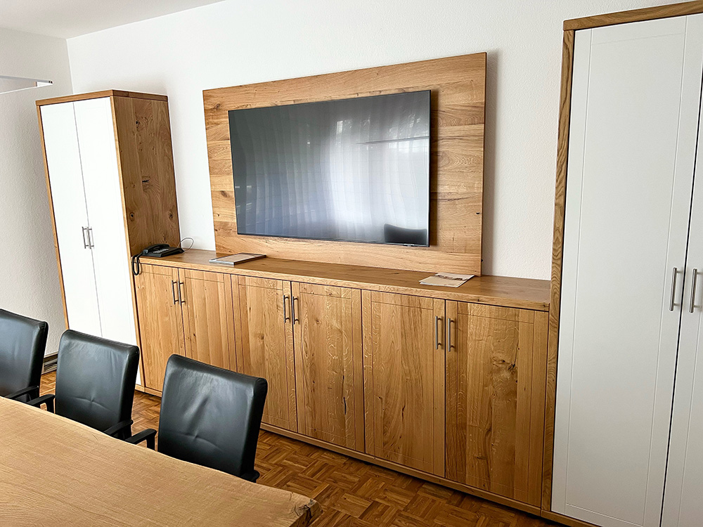 Schrankwand aus Eiche Antik