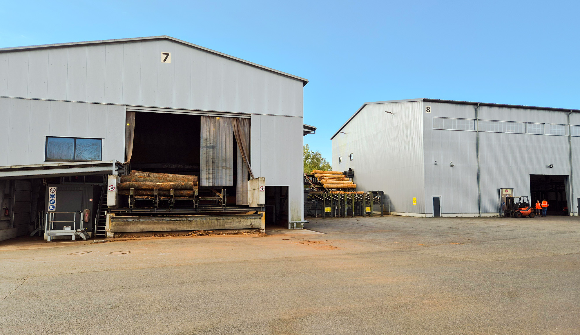 Die Halle, in der die Stämme entrindet werden
