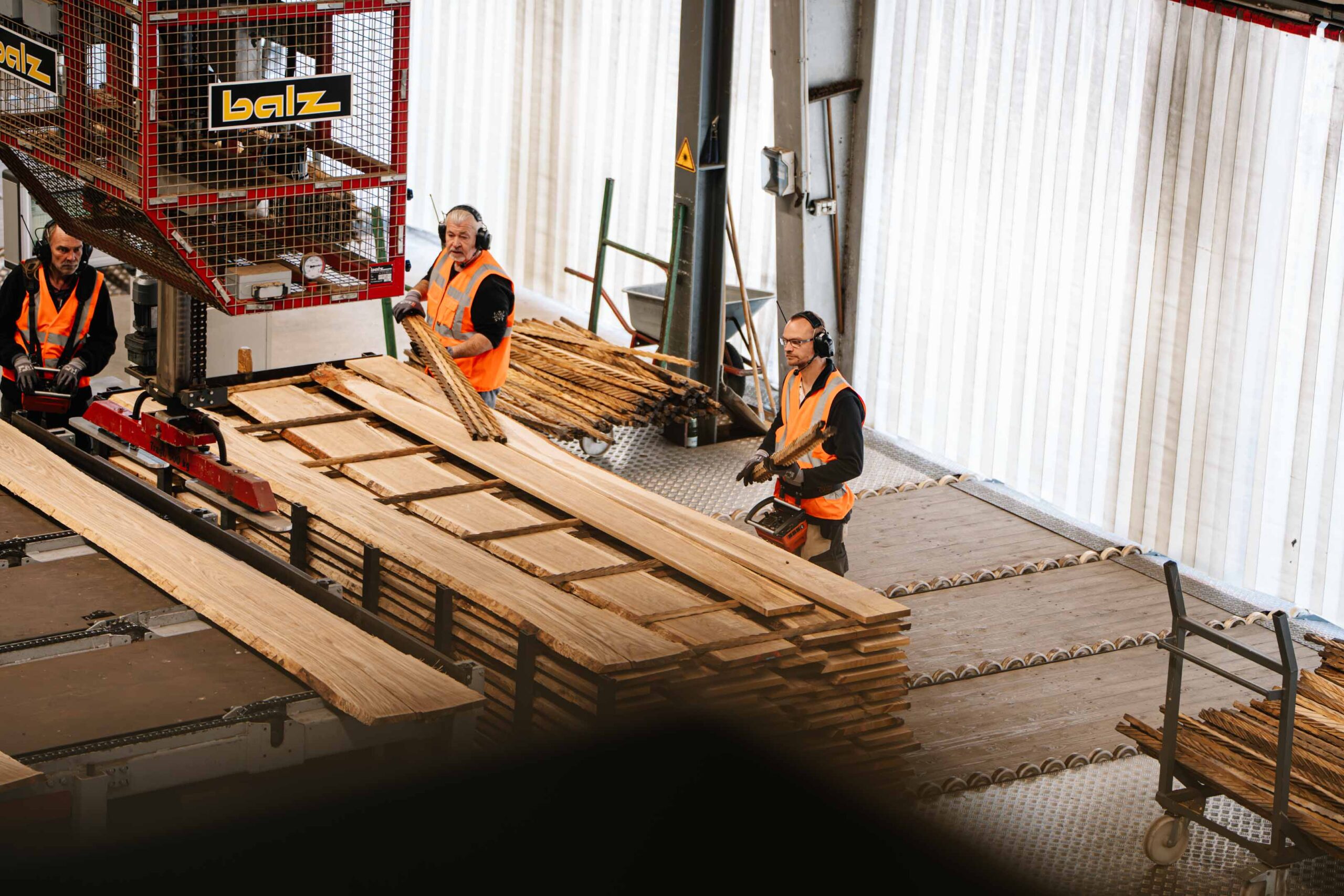 Holz wird gestapelt zum Trocknen