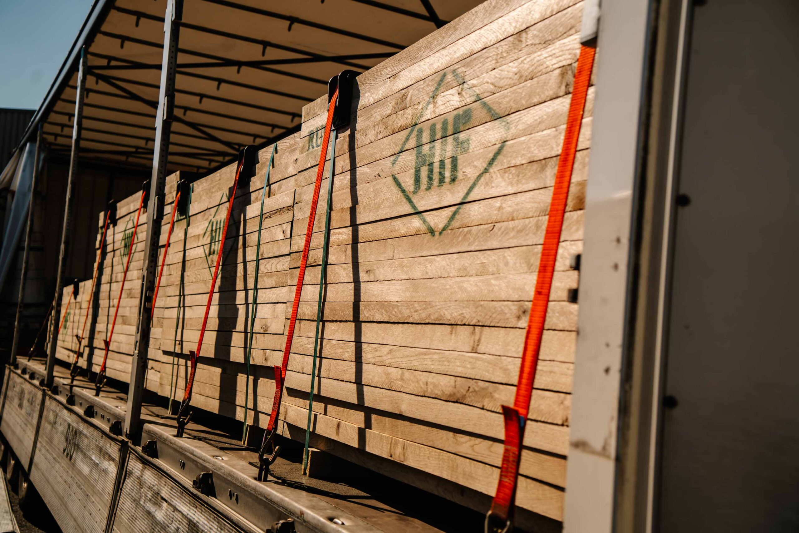 Mit Gurten gesichertes Schnittholz auf einem LKW