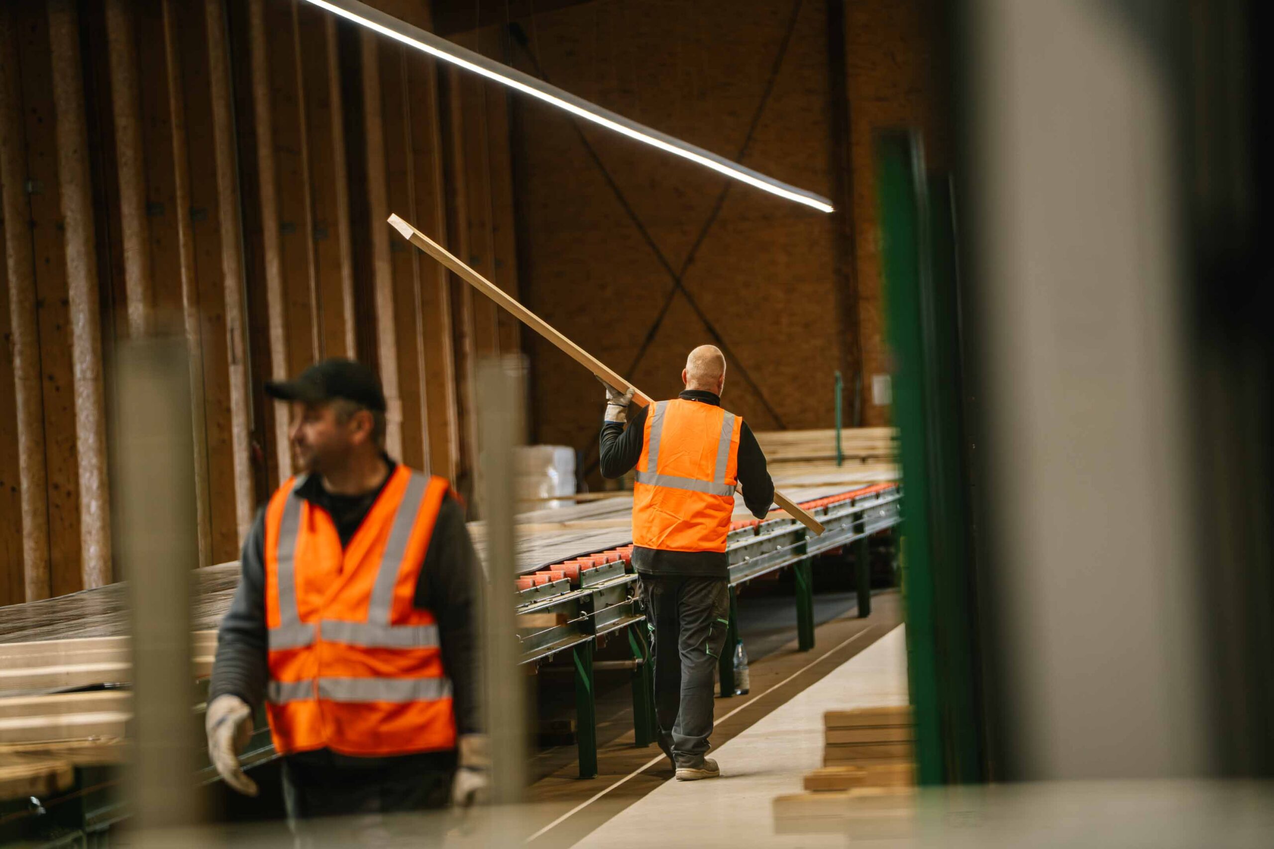 Ein Mann trägt ein Holzbrett