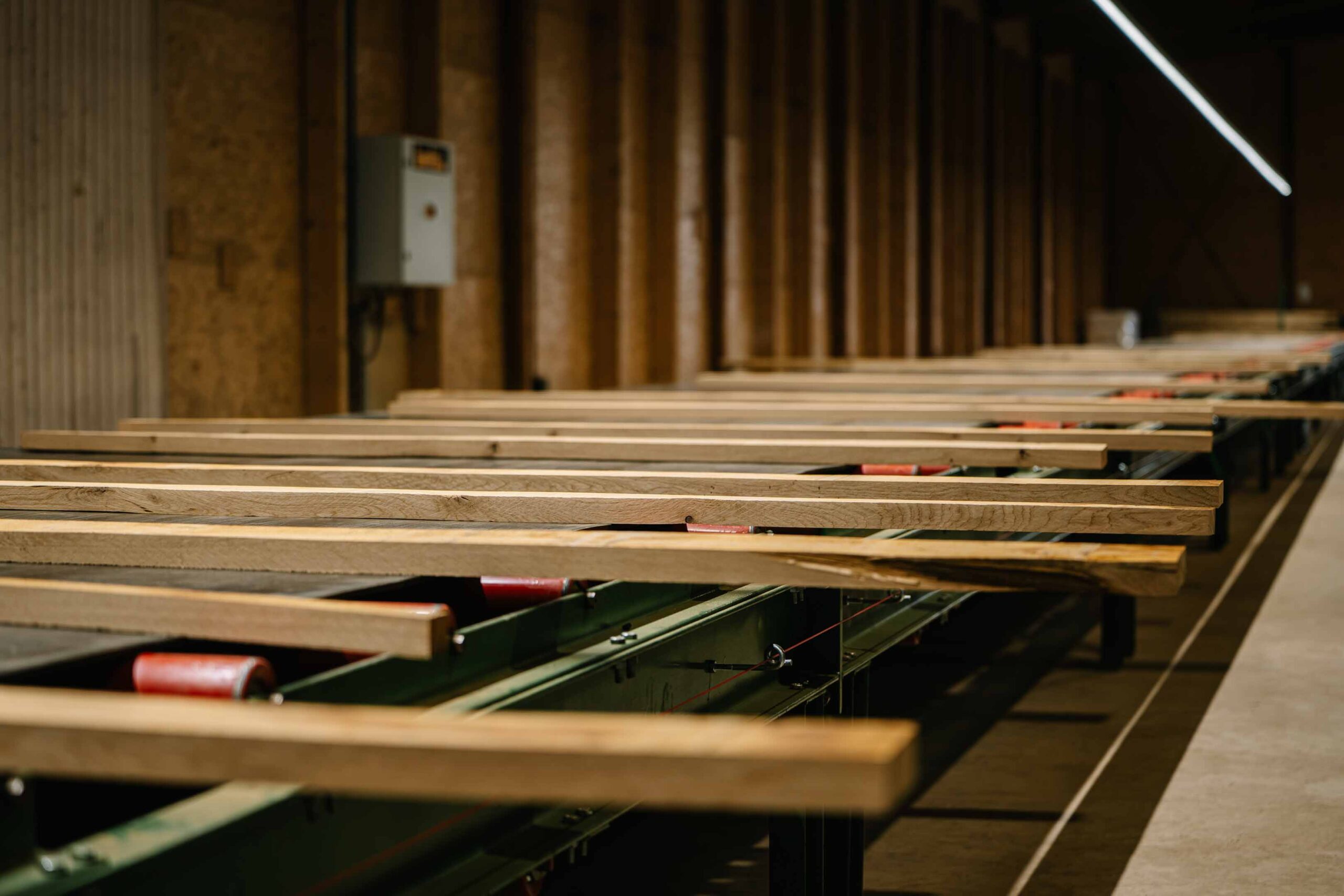 Schnittholz liegt zum Sortieren bereit