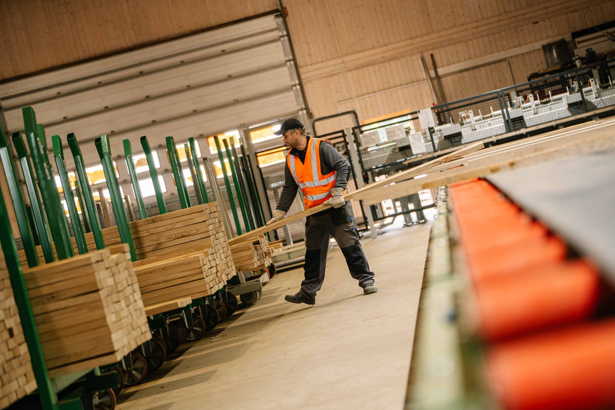 Ein Mann sortiert ein Schnittholz seiner Sorte zu