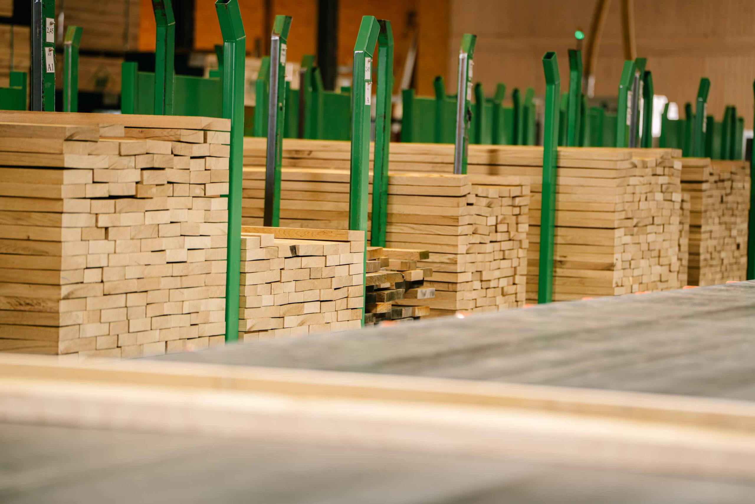 Sortieres Schnittholz ist gestapelt