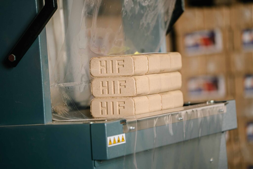HIF briketts werden in Folie eingewickelt