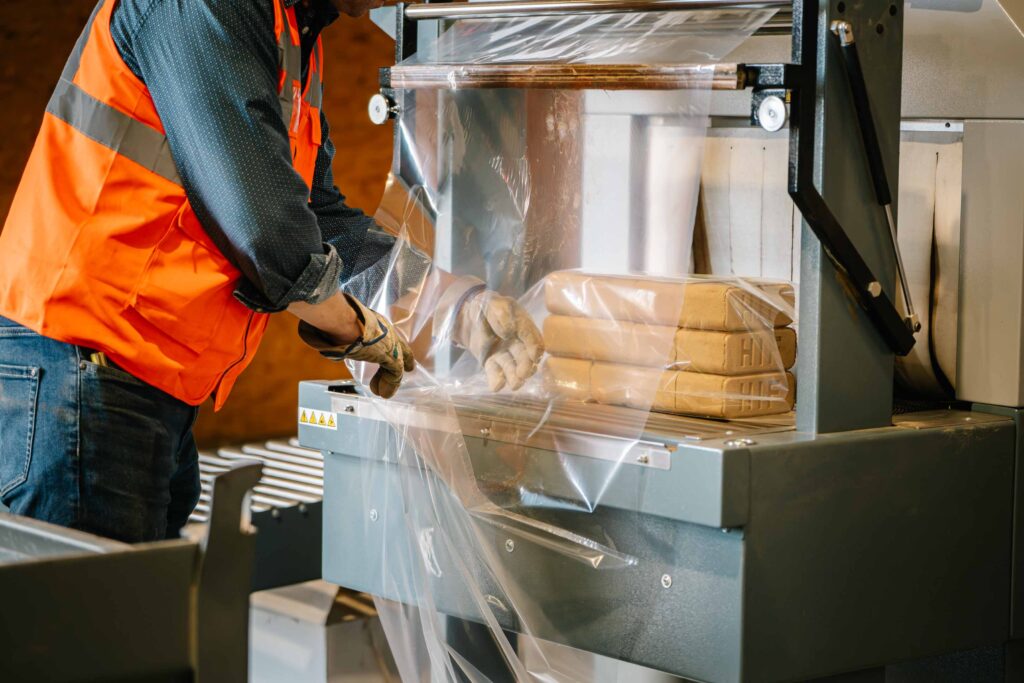 Die HIF Briketts werden verpackt