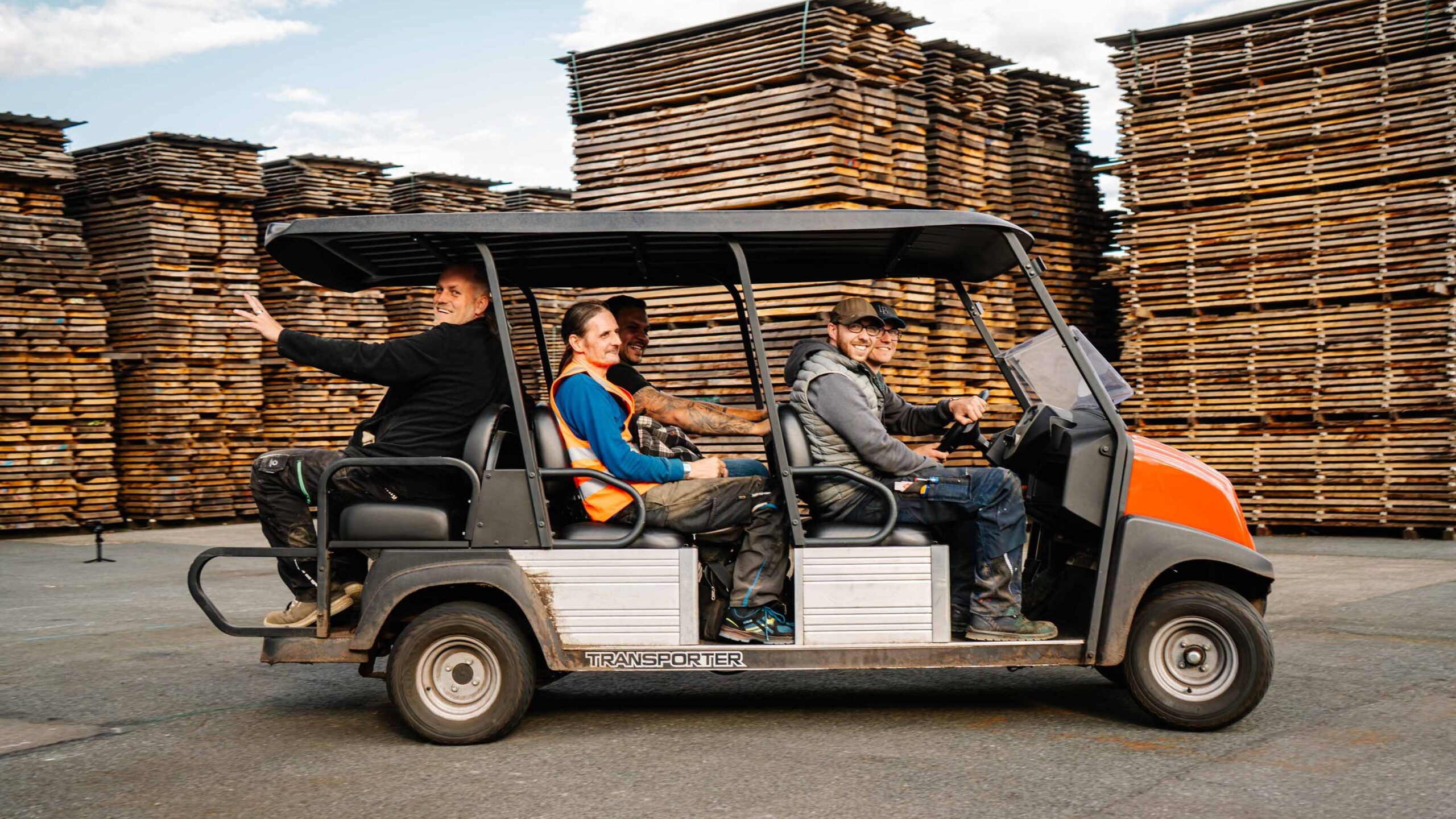 Mitarbeiter fahren auf einem Golfkart
