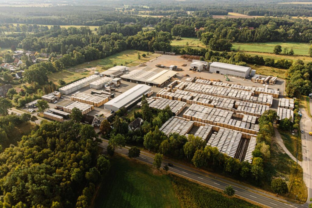 Die neue Lagerhalle auf dem Gelände des Sägewerks