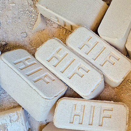 HIF Briketts auf einem Haufen